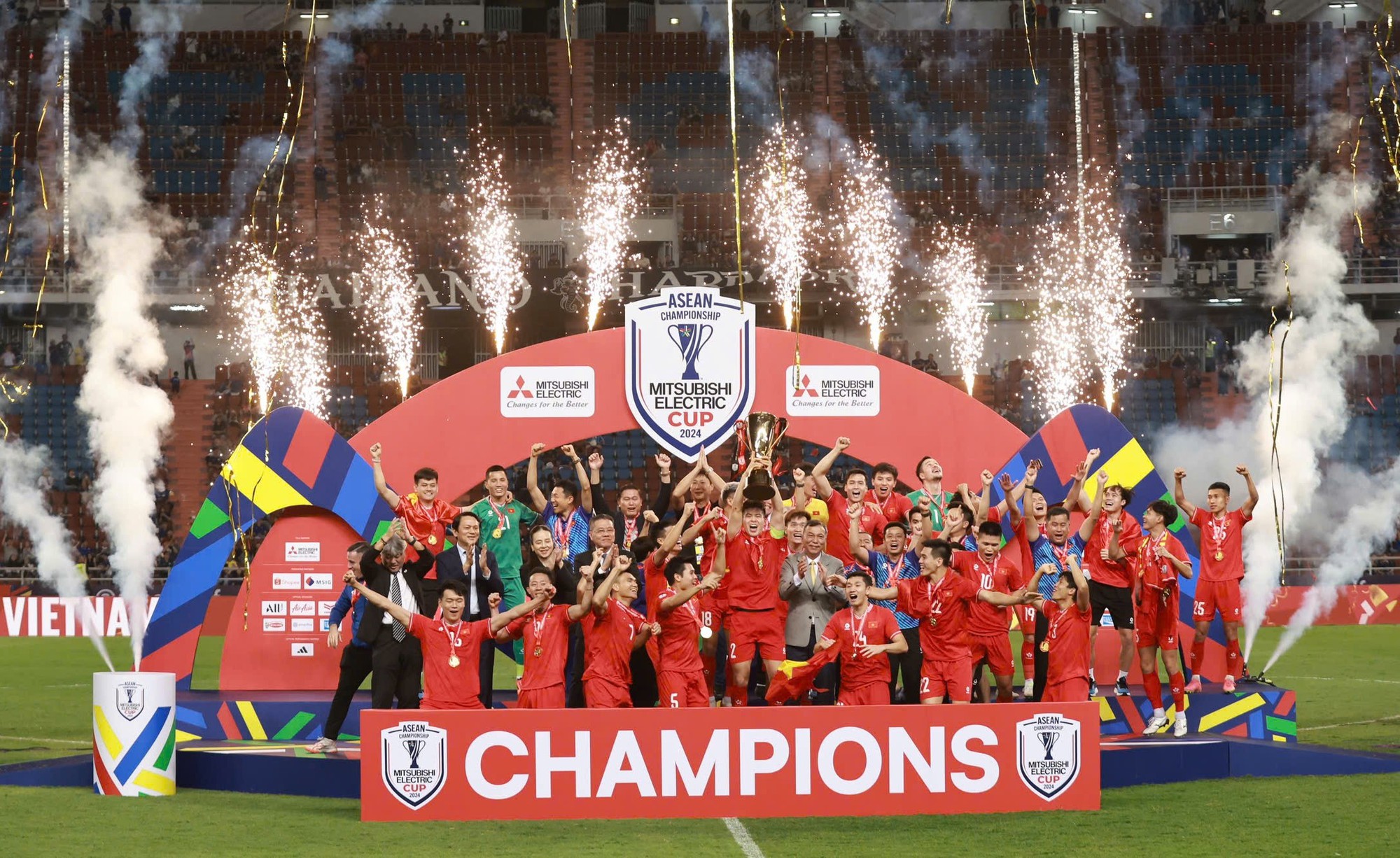 Đại diện của Mitsubishi Nhật Bản trao phần thưởng cho đội tuyển Việt Nam - Nhà vô địch Asian Cup 2024